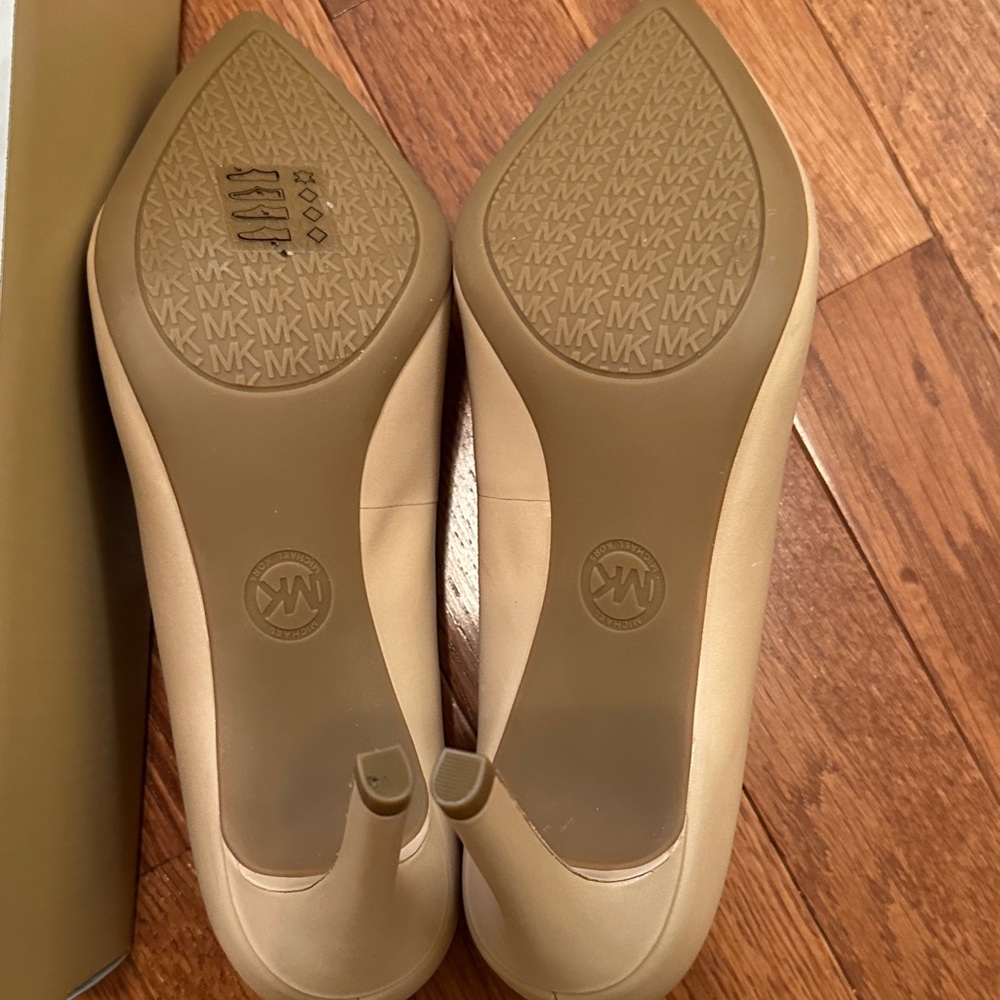 Michael Kors Women's Nude Pointed-Toe Mid Heel Pumps - Picture 5 of 9